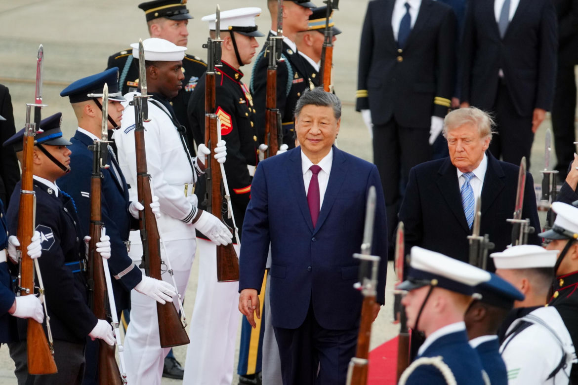 Przywódca Chin przyleciał do USA. Też przeszedł po czerwonym dywanie
