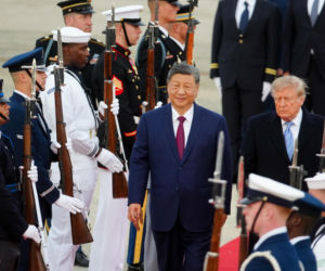 Przywódca Chin przyleciał do USA. Też przeszedł po czerwonym dywanie