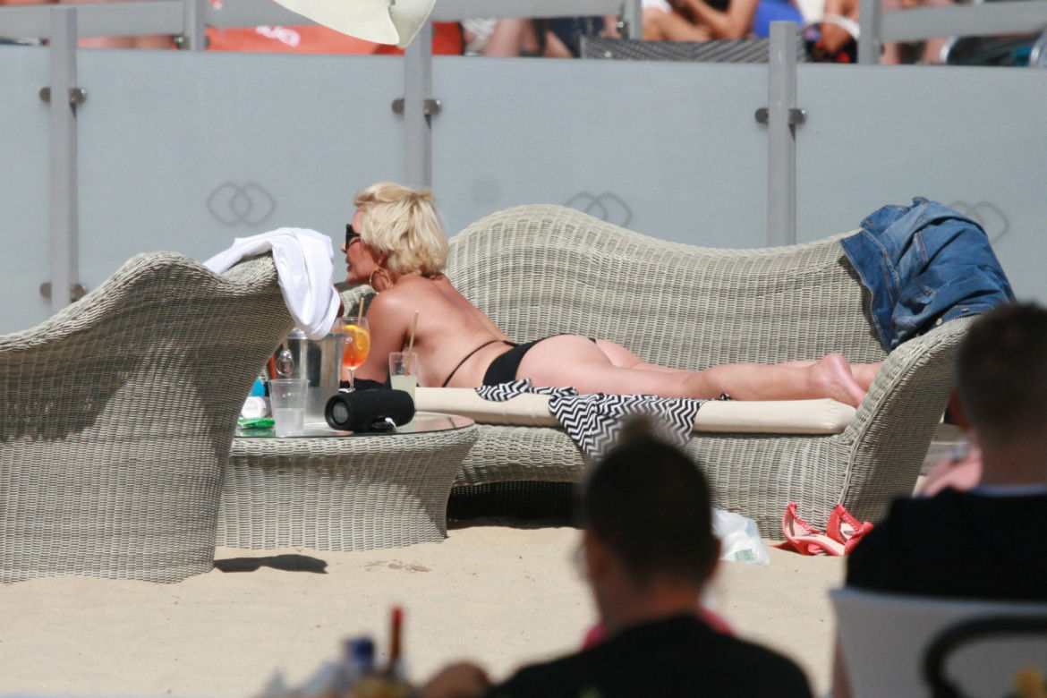 Joanna Racewicz  całuje się na plaży