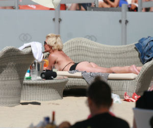 Joanna Racewicz  całuje się na plaży