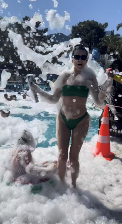 Dorota Gardias wije się w pianie, ubrana w skąpe bikini