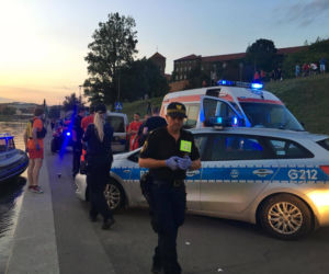 Kraków: Nagi mężczyzna biegał po bulwarach. Wskoczył do Wisły i... pogryzł strażników miejskich oraz ratownika [AUDIO]