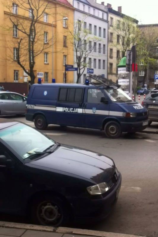 Kraków: Młoda kobieta skoczyła z okna przy ul. Pomorskiej. Spadła na skokochron [AUDIO]