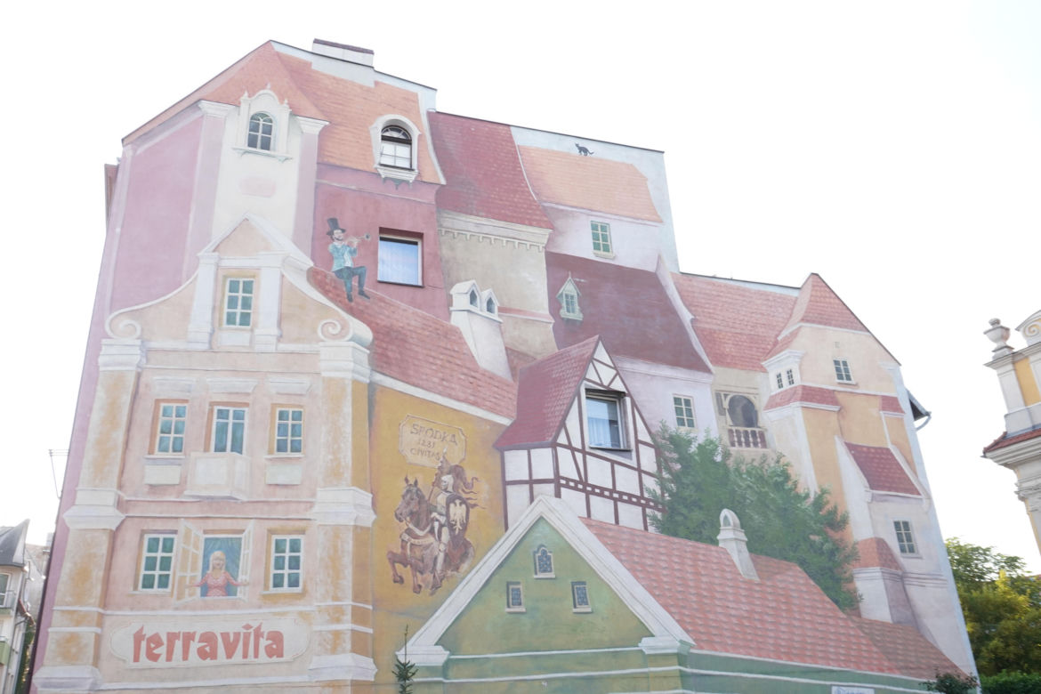 To najsłynniejszy mural w Poznaniu. Jest wizytówką zabytkowej dzielnicy