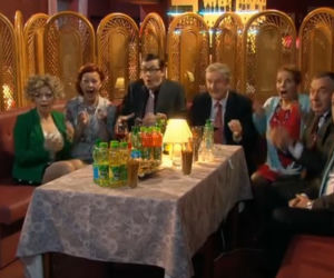 Ranczo 9 sezon. Halina (Violetta Arlak), Lodzia (Magdalena Kuta), Wezół (Wojciech Wysocki), Więcławski (Grzegorz Wons), dyrektorka (Ewa Kuryło), Ryszard (Leon Charewicz)