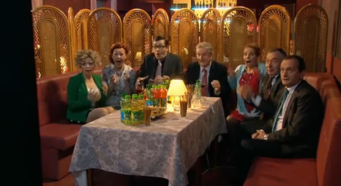 Ranczo 9 sezon. Halina (Violetta Arlak), Lodzia (Magdalena Kuta), Wezół (Wojciech Wysocki), Więcławski (Grzegorz Wons), dyrektorka (Ewa Kuryło), Ryszard (Leon Charewicz)