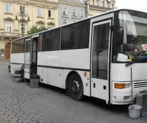 Samochody na Rynku Głównym: Władze Krakowa wydają decyzje niezgodne z prawem napisanym przez... władze Krakowa?