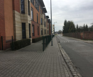 Płot zajął większą część chodnika
