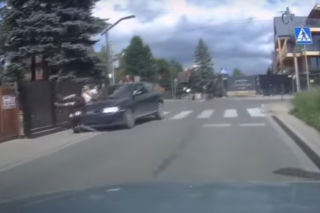 Drastyczne nagranie w sieci! Rozpędzony samochód wjechał w pieszego! [WIDEO]