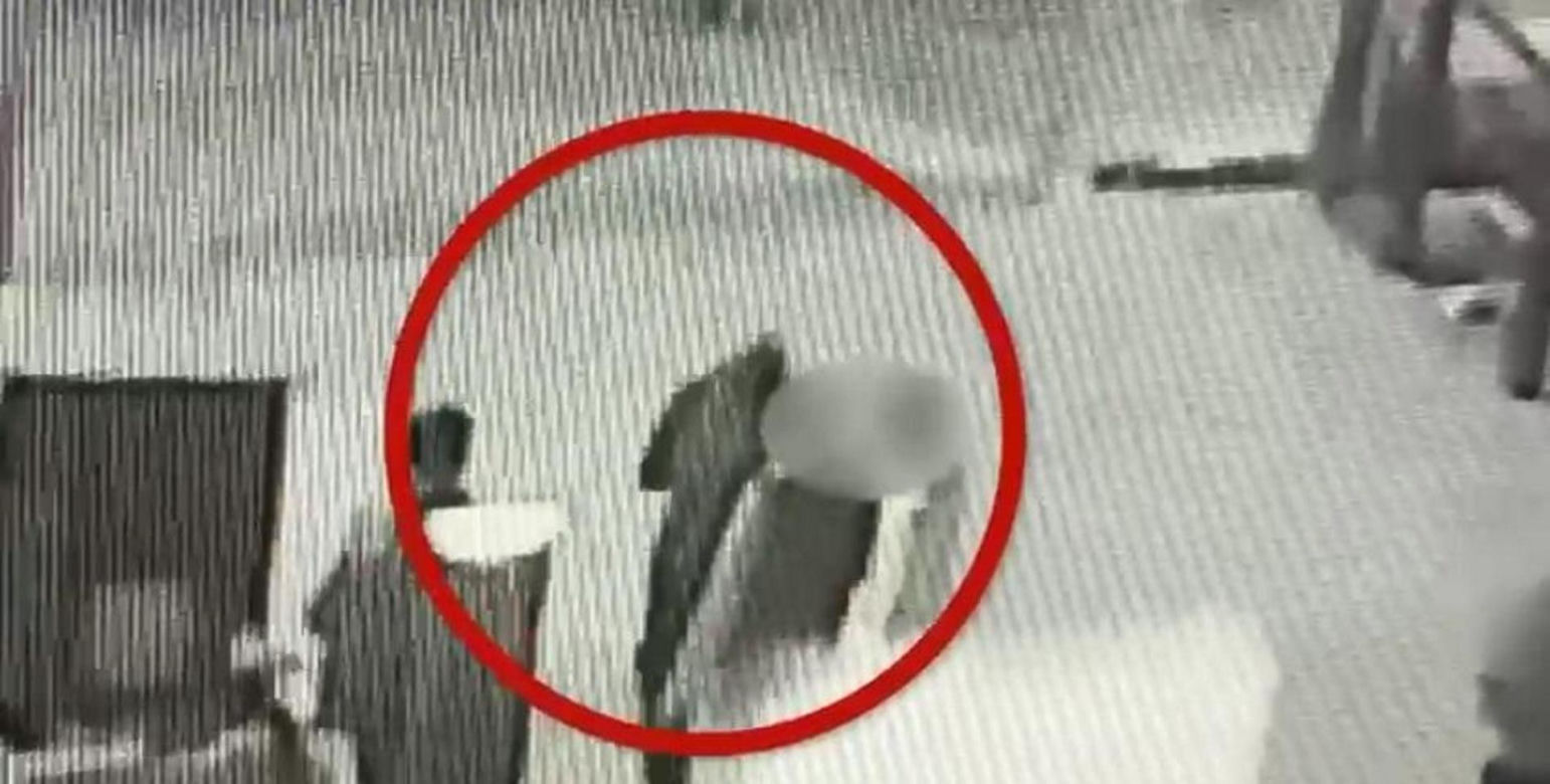Horror na nowej kładce w Warszawie. Zatrzymano podejrzanego o postrzelenie. To 16-latek