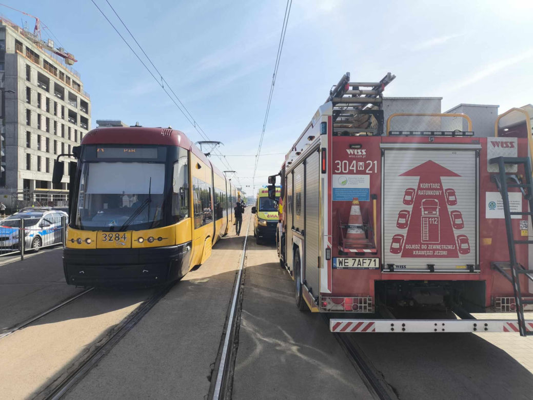 Zderzenie tramwajów w centrum Warszawy. 13 osób rannych, ruch tramwajowy wstrzymany
