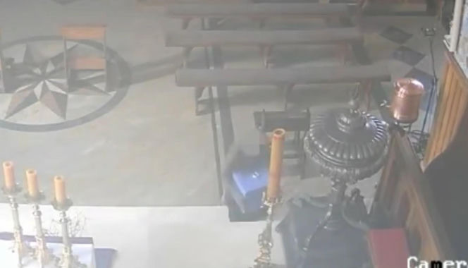 Po kradzieży kościelnej skarbony schował się pod folią na truskawki