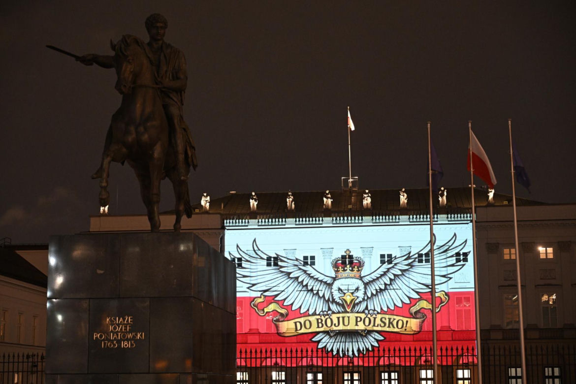 Stadionowa oprawa "Do boju Polsko" wyświetlona na fasadzie Pałacu Prezydenckiego