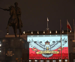 Stadionowa oprawa Do boju Polsko wyświetlona na fasadzie Pałacu Prezydenckiego