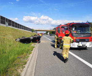 Kierowca mercedesa usnął i uderzył w hondę. Samochód dachował, w środku była kobieta z dzieckiem