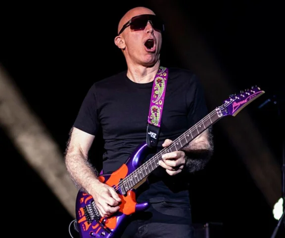 Axl Rose szukał szalonego gitarzysty do Guns N' Roses. Joe Satriani polecił odpowiedniego muzyka 