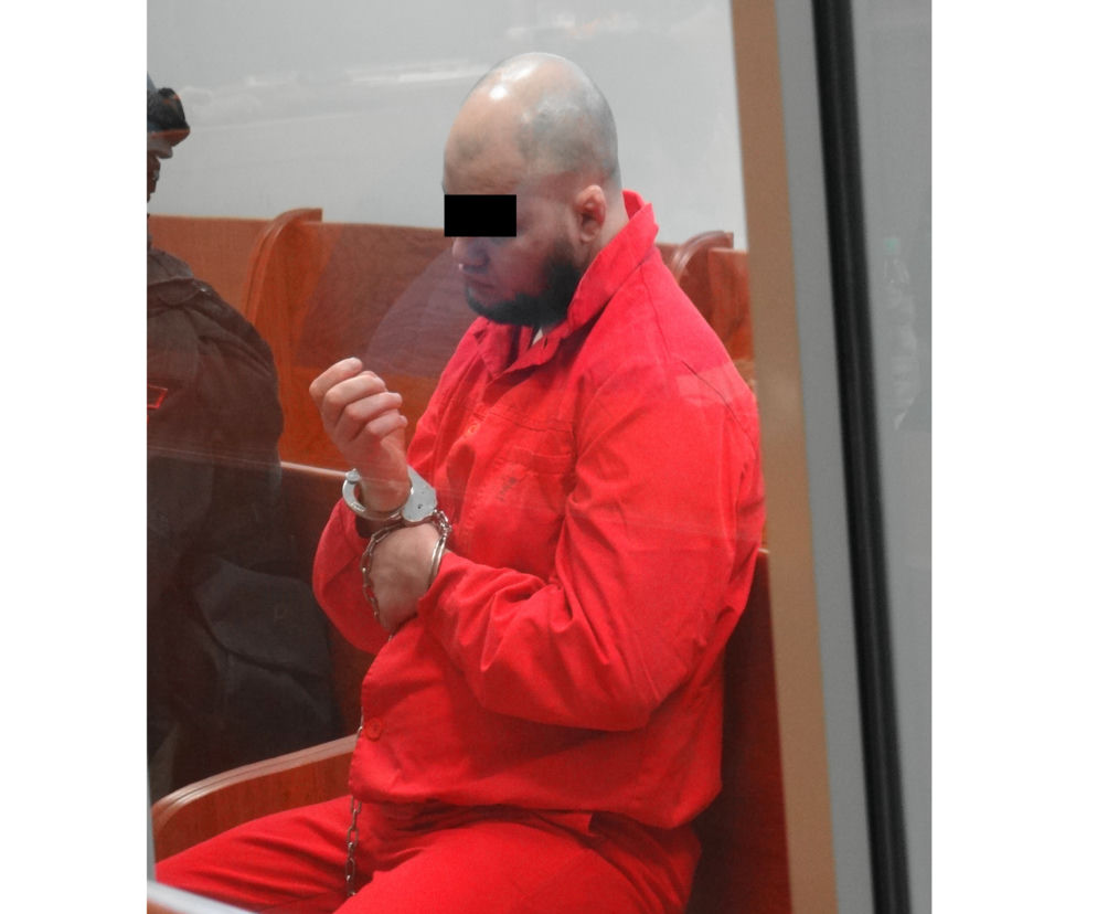 POLICJA BOI SIĘ PRZEWIEŹĆ GANGSTERA DO SĄDU.