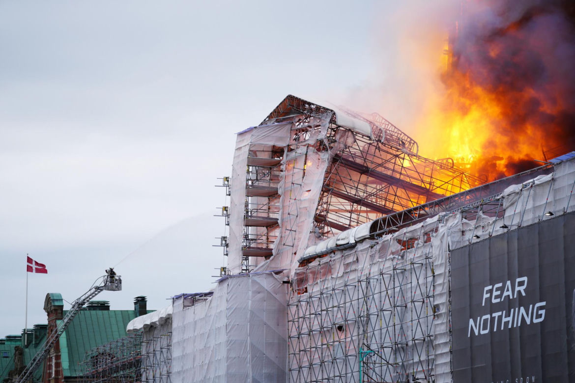 "Nasze Notre Dame" w ogniu! Runęła wieża! "400 lat dziedzictwa w płomieniach" 