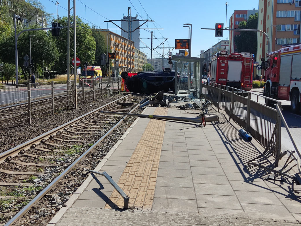 Starszy pan jechał na działkę, BMW zmiotło go z przystanku. Masakra we Wrocławiu