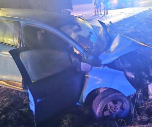 Osobówka zderzyła się z ciężarówką w Tomicach. 23-latka trafiła do szpitala