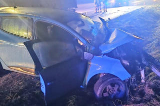 Osobówka zderzyła się z ciężarówką w Tomicach. 23-latka trafiła do szpitala