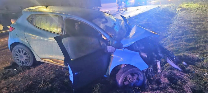 Osobówka zderzyła się z ciężarówką w Tomicach. 23-latka trafiła do szpitala