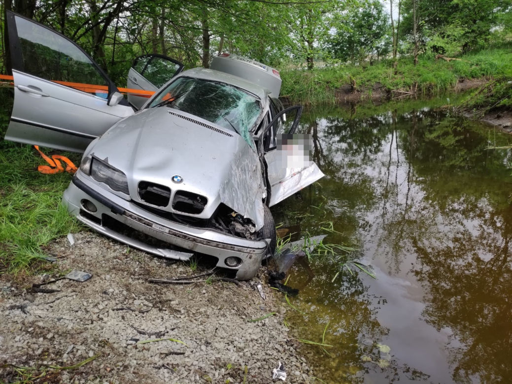 BMW wpadło do rzeki! Jedna osoba w szpitalu. Niebezpieczny wypadek koło Wągrowca