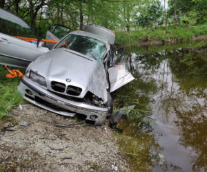 BMW wpadło do rzeki! Jedna osoba w szpitalu. Niebezpieczny wypadek koło Wągrowca