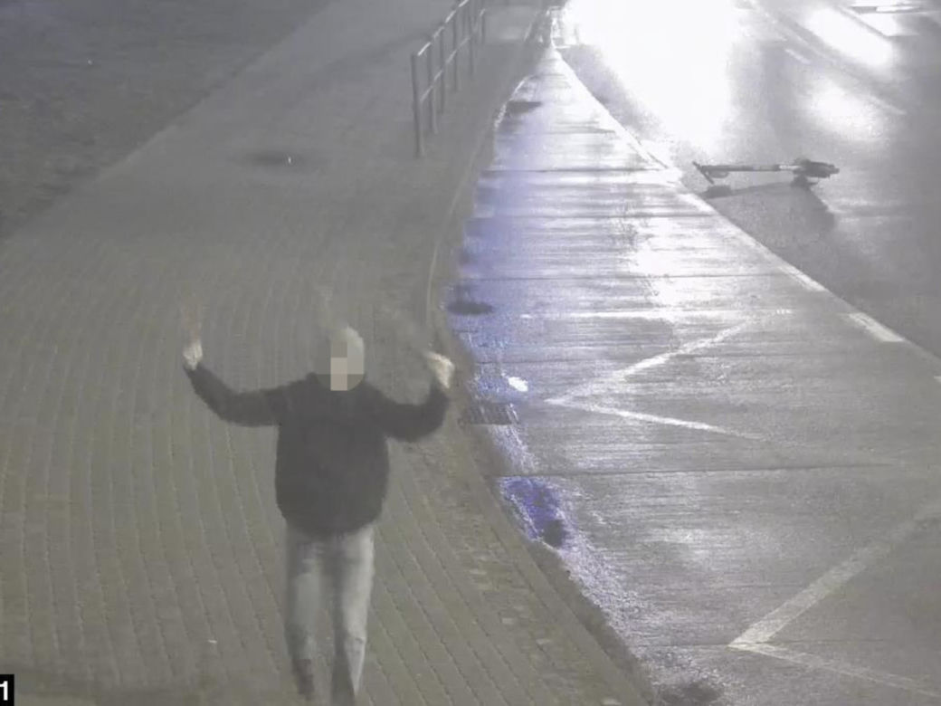 Bydgoszcz: Pokazał środkowy palec i oddał mocz na moście! Wszystko się nagrało