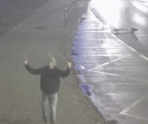 Bydgoszcz: Pokazał środkowy palec i oddał mocz na moście! Wszystko się nagrało