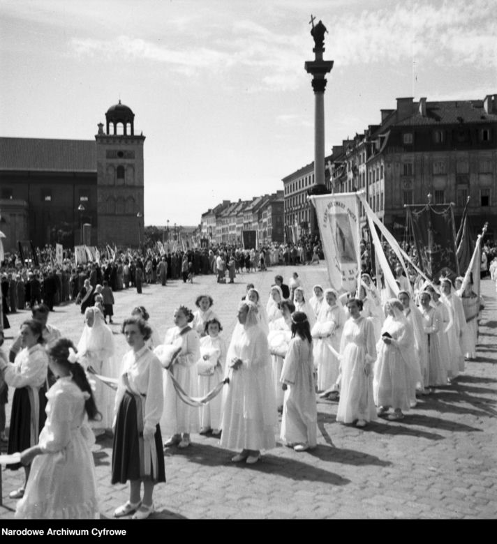 Uroczystość Bożego Ciała w Warszawie celebrowana przez Prymasa Polski kardynała Stefana Wyszyńskiego - 1957 rok