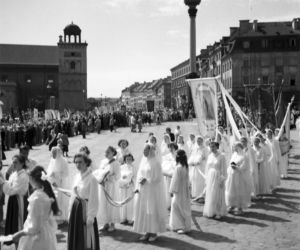 Uroczystość Bożego Ciała w Warszawie celebrowana przez Prymasa Polski kardynała Stefana Wyszyńskiego - 1957 rok