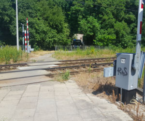 Pociąg potrącił mężczyznę przechodzącego przy zamkniętym szlabanie