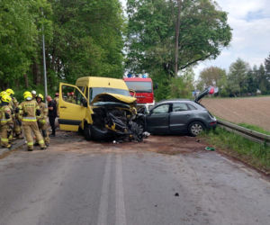 Potworna kraksa busa i osobówki. Ponad 20 poszkodowanych, w tym dzieci!