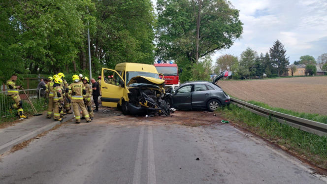 Potworna kraksa busa i osobówki. Ponad 20 poszkodowanych, w tym dzieci!