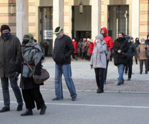 Nerwy, szarpanina i wyzwiska w kolejce do szczepień na Narodowym 