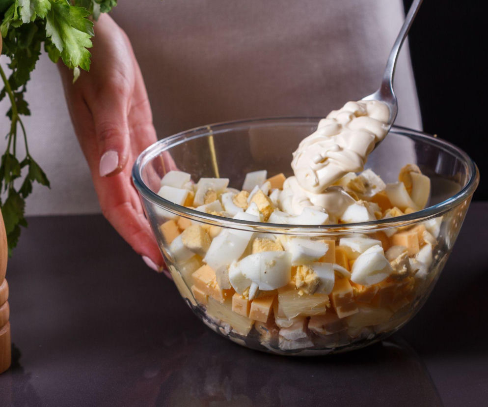 Pamiętasz tę sałatkę? Hit każdej imprezy z lat 90. Robi się ją z 3 prostych składników