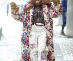 Monika Olejnik jak babooshka pod studiem TVN! Kwiaty, chusta i… plakat Warhola za fortunę