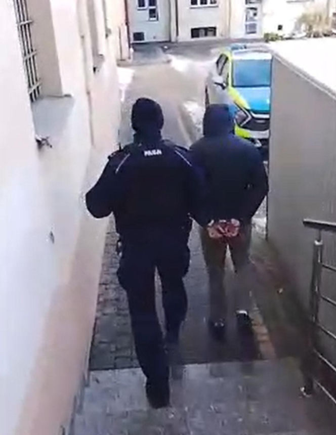 Sylwestrowa bójka pod Rzeszowem. Starli się kibole zwaśnionych klubów. Policja pokazała materiał z zatrzymanymi