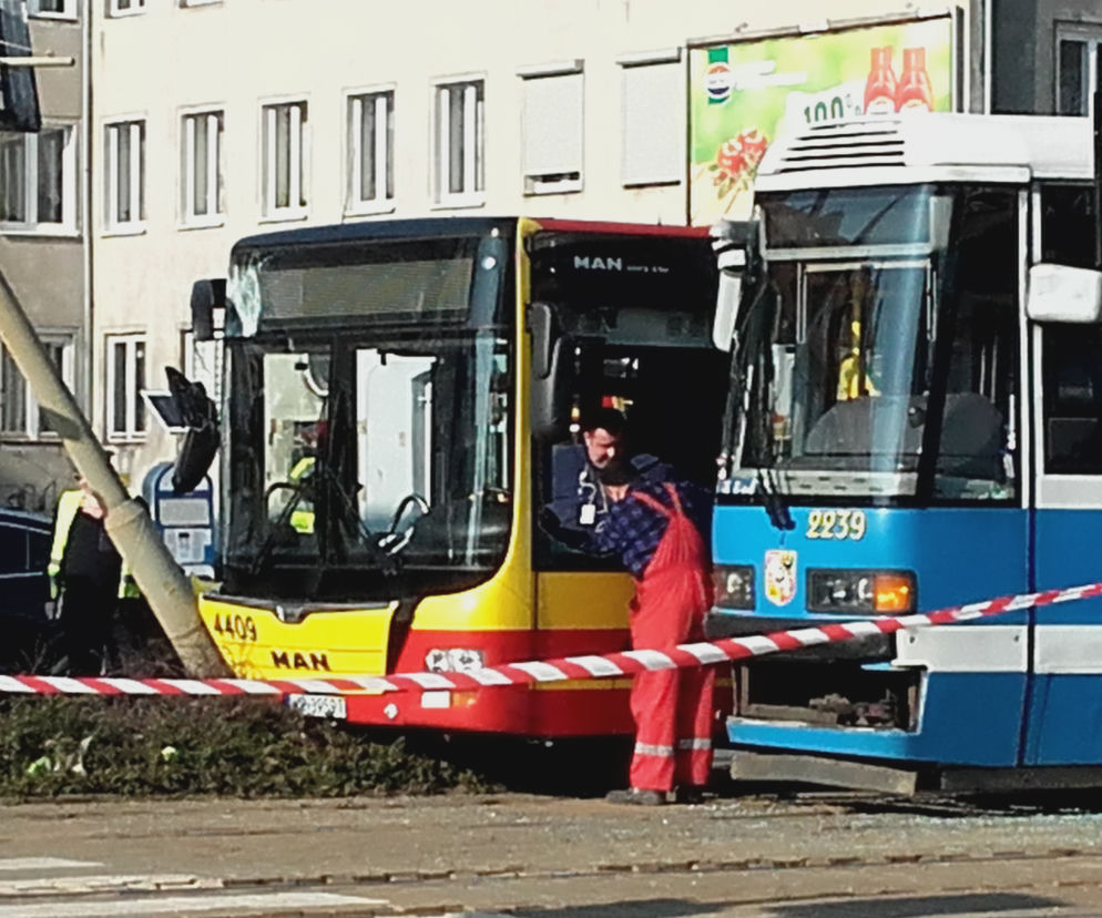 Wypadek spowodował utrudnienia na drodze. Objazdy wyznaczono też dla pojazdów MPK