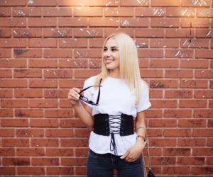 Zapomnij o krojach oversize. Emily Blunt i Margot Robbie wyznaczają nowy trend