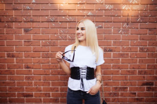 Zapomnij o krojach oversize. Emily Blunt i Margot Robbie wyznaczają nowy trend