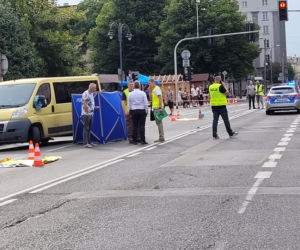 Katowice: 19-latka zginęła pod kołami autobusu! Została wepchnięta? 