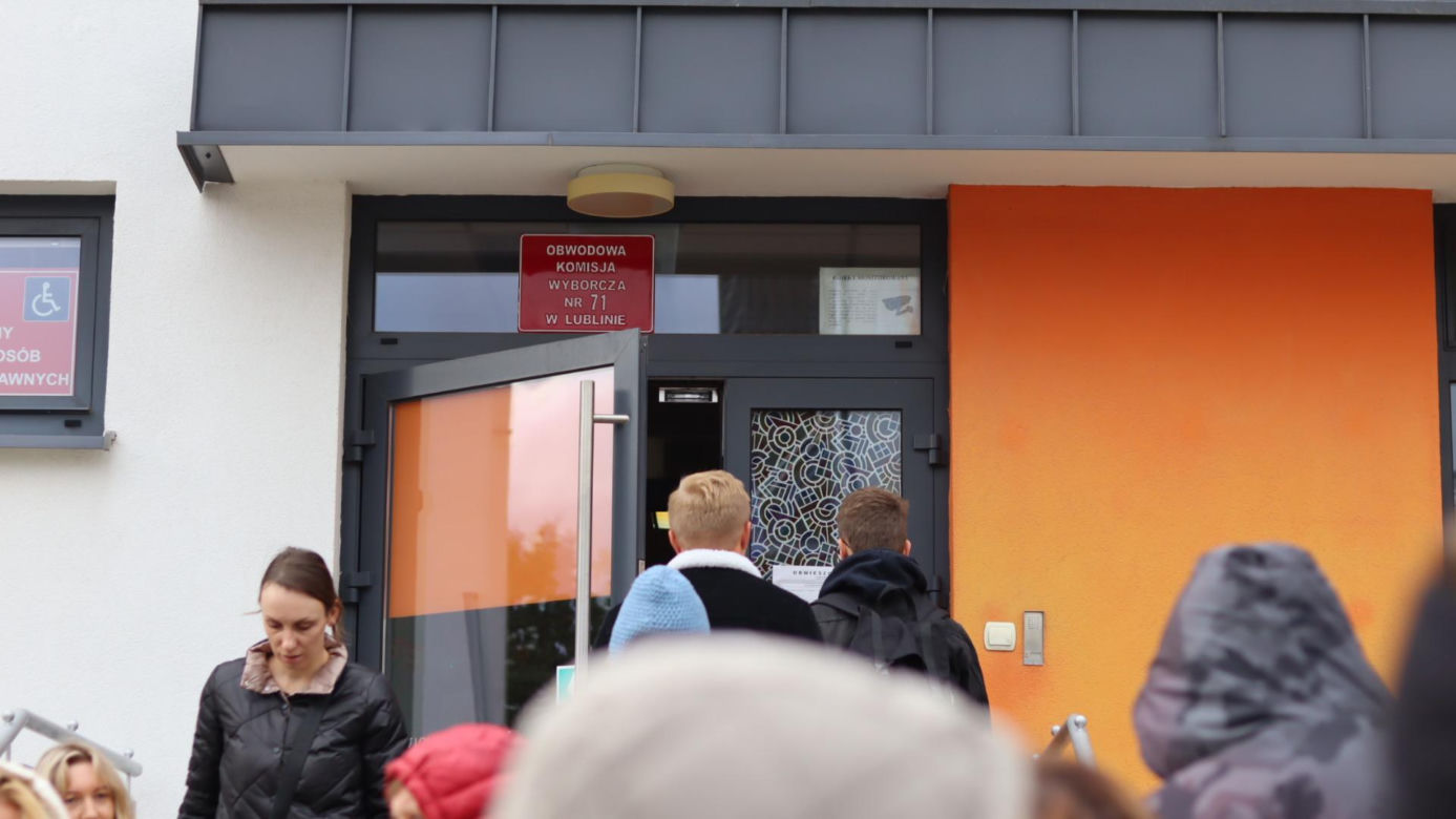 Ogromne kolejki przed lokalami wyborczymi w Lublinie