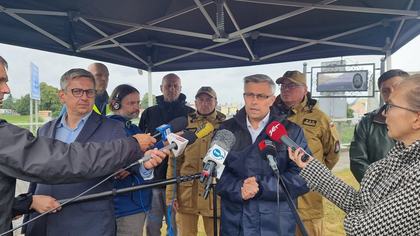 Strażacy rozciągnęli specjalną zaporę. Ma wyłapywać martwe ryby płynące z Czech