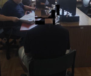 Policjanci zatrzymali 19-letniego mieszkańca miasta, przy którym znaleziono pojemnik z drażniącą substancją