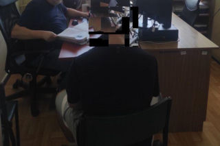 Policjanci zatrzymali 19-letniego mieszkańca miasta, przy którym znaleziono pojemnik z drażniącą substancją