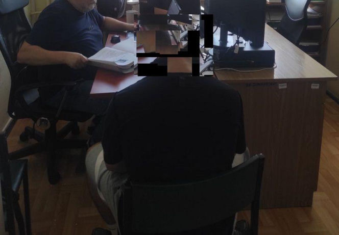 Policjanci zatrzymali 19-letniego mieszkańca miasta, przy którym znaleziono pojemnik z drażniącą substancją
