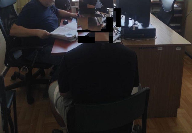 Policjanci zatrzymali 19-letniego mieszkańca miasta, przy którym znaleziono pojemnik z drażniącą substancją