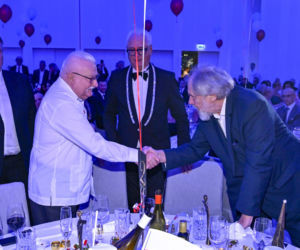 Co za kontrast! Doda w skąpej stylizacji przy stole z Wałęsą. Artystka odsłoniła pośladki